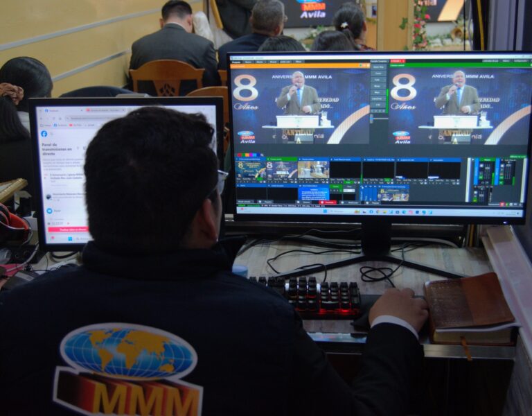 Predicar adoración a una familia en línea